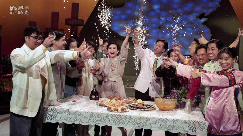 華視「江山萬里情」錄影慶祝播出一周年，主持人崔麗心（中左）、曹啟泰（中右）一同慶祝，現場準備雞尾酒與點心，並施放煙火，該節目收穫頗豐，除贏得金鐘獎，並獲新加坡電視台青睞，也長期獲陸委會的贊助。圖＼聯合報資料照（1993/08/22　王宏光攝影）
