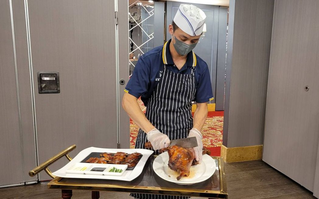 海寶國際大飯店的北平烤鴨料理，提供桌邊片鴨服務。 李福忠／攝影