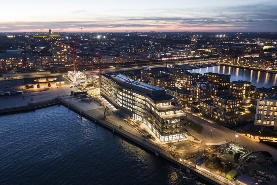 DFDS 企業總部坐落於丹麥哥本哈根北港的碼頭旁，由該國知名的 PLH Arki...