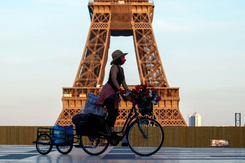 機密報告指出，巴黎著名地標艾菲爾鐵塔急需全面整修，但政府眼中只有即將到來的巴黎奧運，管理公司在2021年2月宣布，艾菲爾鐵塔將漆成金色來迎接奧運。路透