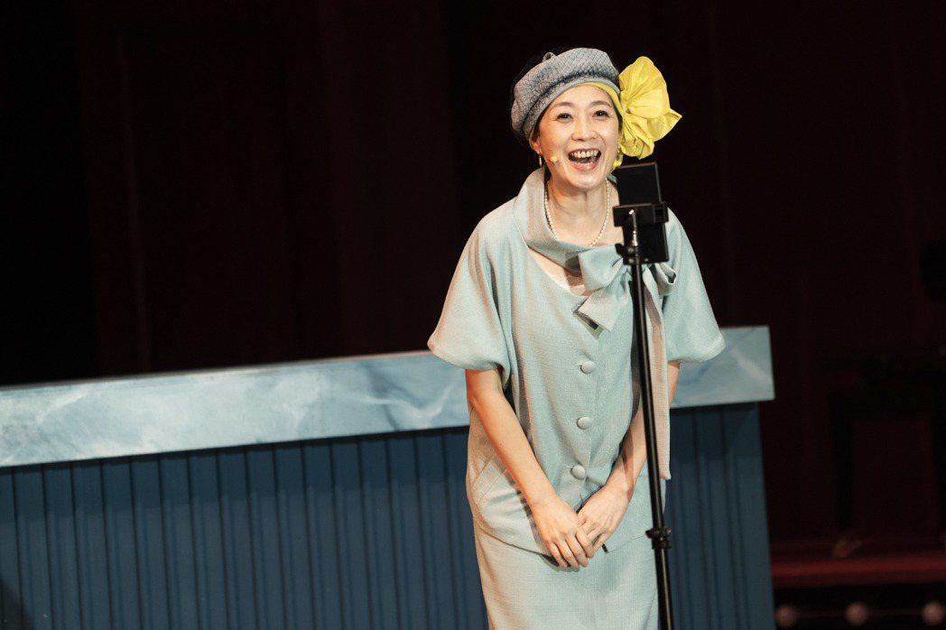 黃嘉千在舞台劇「明星養老院」中飾演逐漸失憶的前偶像明星。圖／金星文創提供