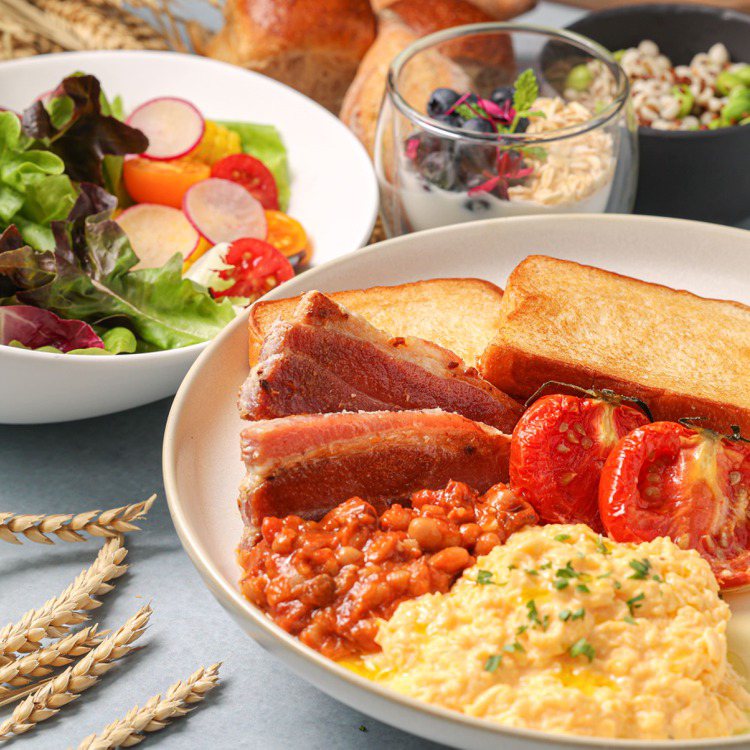 以厚培根、燴白豆、布里歐及炒蛋組合而成的「美式早餐盤」。圖／晶華酒店提供