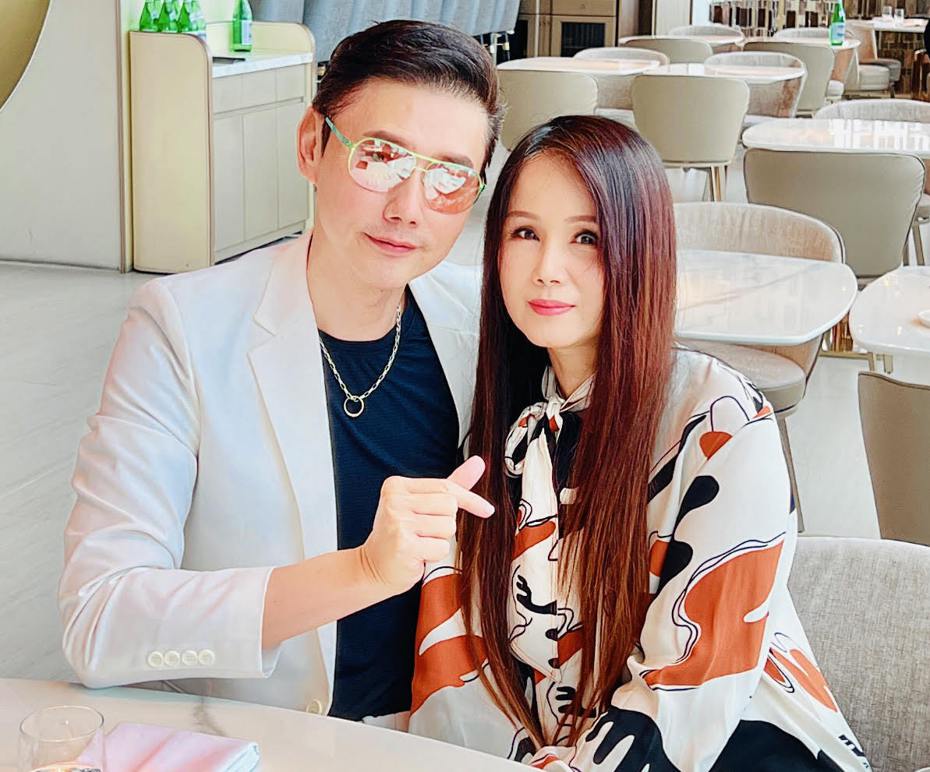 包偉銘（左）和老婆劉依純歡度他58歲生日。圖／翰森娛樂