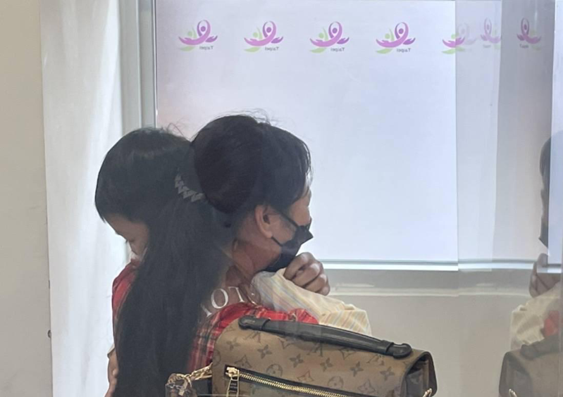 印尼籍失聯移工小莉透過移民署和社政單位，找回6年前早產生的兒子，兩人在社福中心重逢時相擁而泣。記者邱瑞杰／翻攝