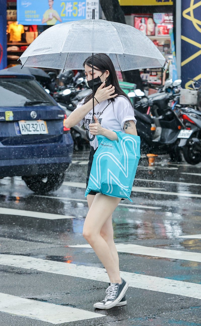 中央氣象局於18時10分針對新北市及台北市發布大雷雨即時訊息，民眾須慎防大雨雷擊。記者曾原信／攝影