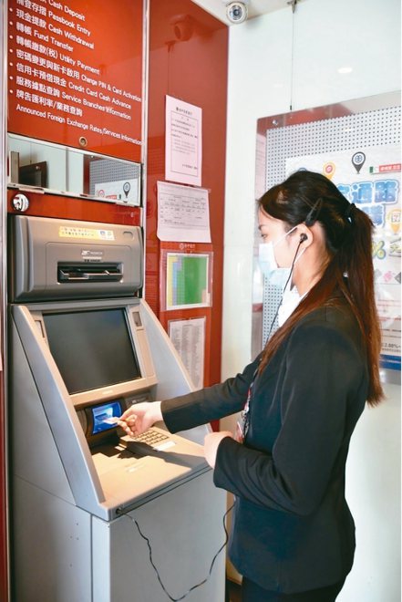 台中銀行友善金融服務再升級，增設視障語音ATM ，特別提供「遮蔽交易畫面」功能。台中銀行／提供