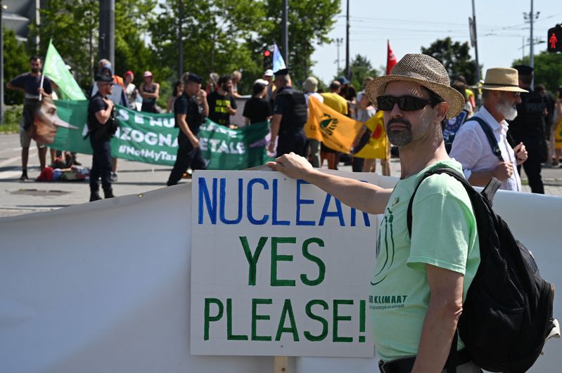支持核能民眾6日拿著「核能，是的請用！」標語，在歐洲議會所在的法國史特拉斯堡街頭示威。（法新社）