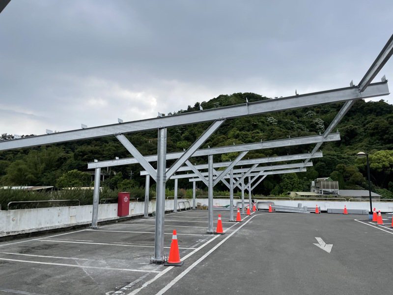 新北經發局表示，泰山義學停車場太陽能光電已停工，將再與住戶討論。圖／議員賴秋媚提供