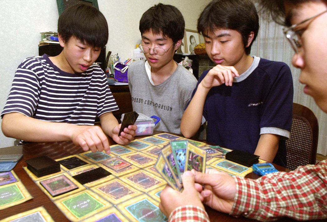 2001年正在遊戲王決鬥的日本少年們。 圖／路透社
