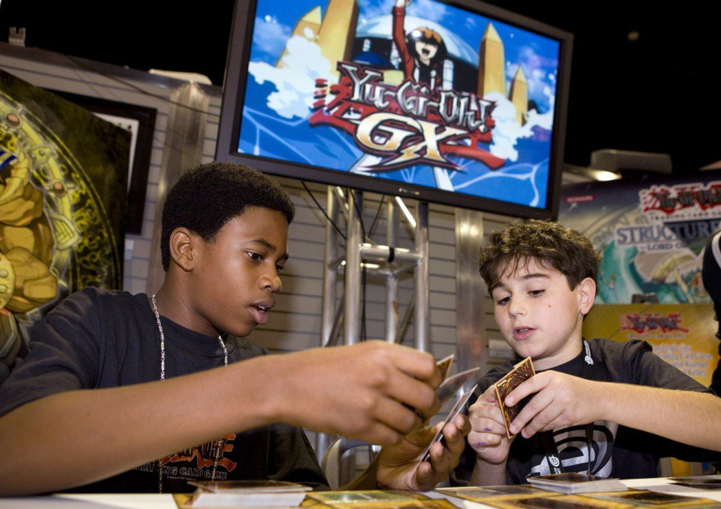 2006年美國的少年們正在遊戲王決鬥。 圖／路透社