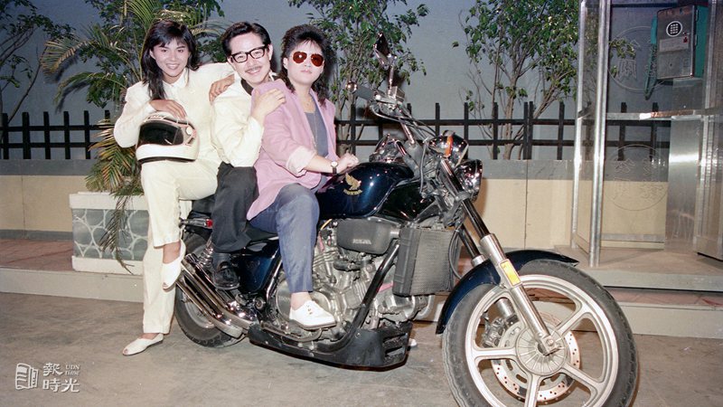 台視七時卅分播出「綜藝出擊」，林良樂(右)、裘海正(左)坐在重型機車上耍酷，中間者為巴戈。圖＼聯合報 (1988/07/12 何福慶攝影 )
