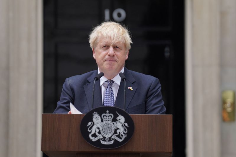 在保守黨黨內逼宮下，英國首相強生7日宣布請辭。美聯社