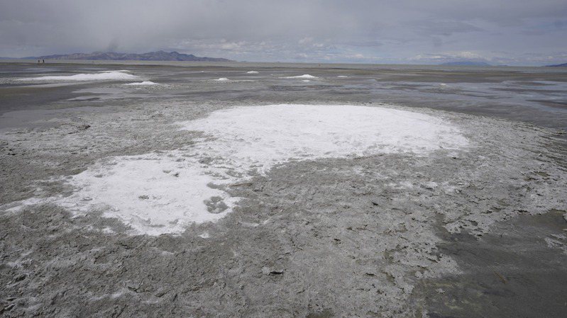 美國猶他州的大鹽湖（Great Salt Lake）本週創下史上新低水位，科學家警告氣候變遷恐加劇美國西部的乾旱情況。 美聯社