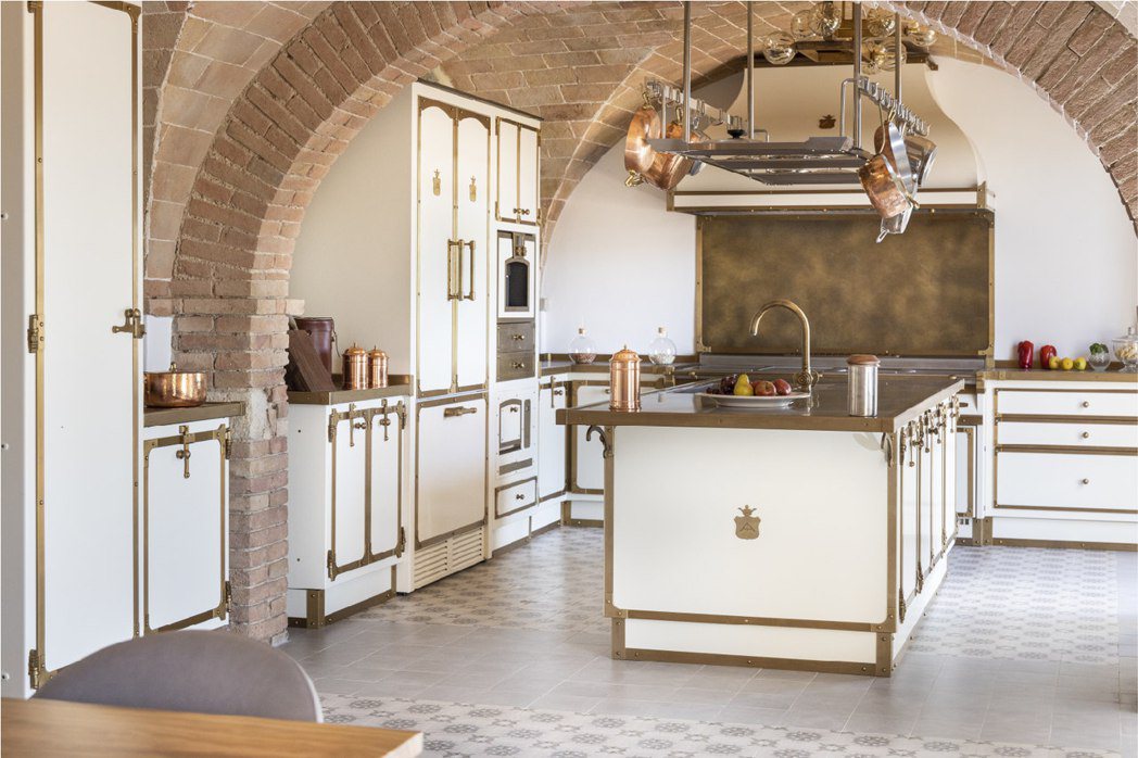 致力於打造頂級訂製廚房的義大利廚具品牌 Officine Gullo，將百年的精...