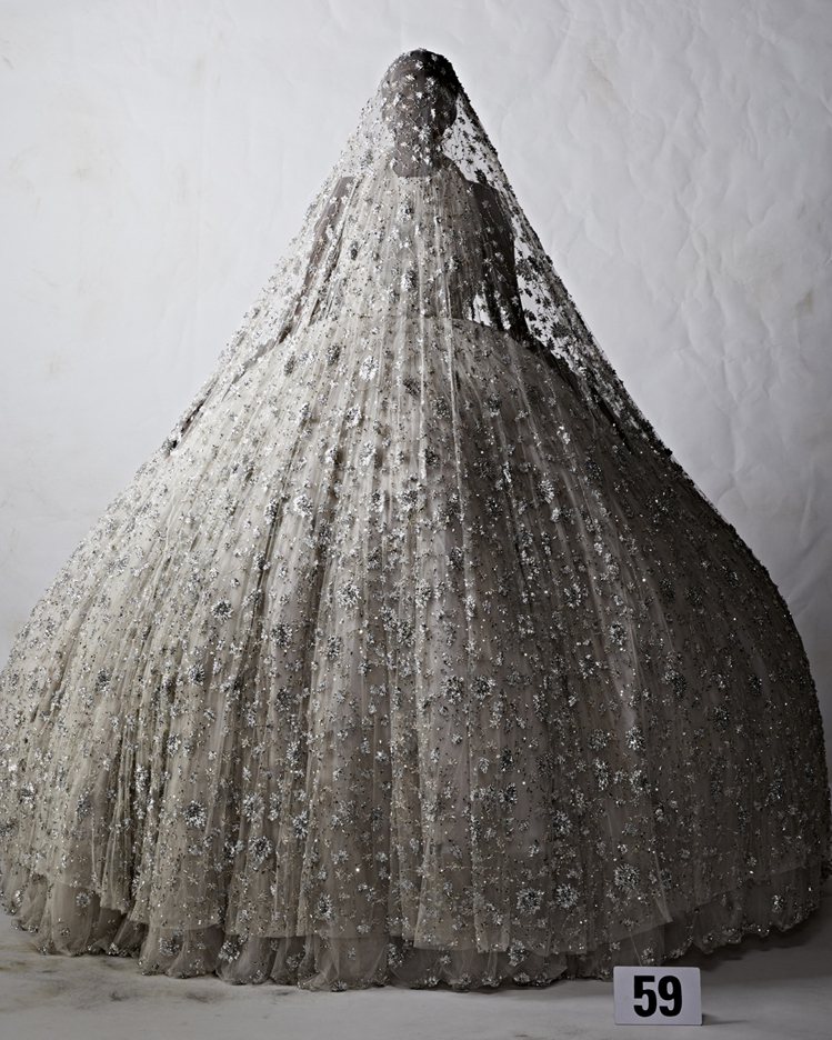 壓軸出場的依舊是面紗新娘禮服，由250公尺長的不同材質薄紗縫製而成。圖／BALE...