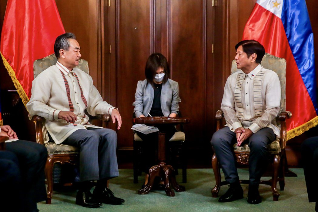 菲律賓總統小馬可仕（右）６日會見大陸國務委員兼外長王毅（左）。小馬可仕正襟危坐的...