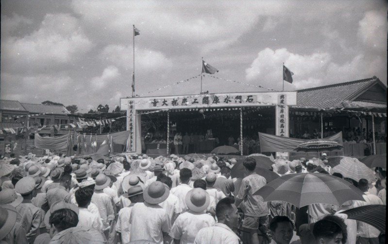 1955年7月7日，石門水庫開工典禮在中壢國校大操場舉行。圖／聯合報系資料照片
