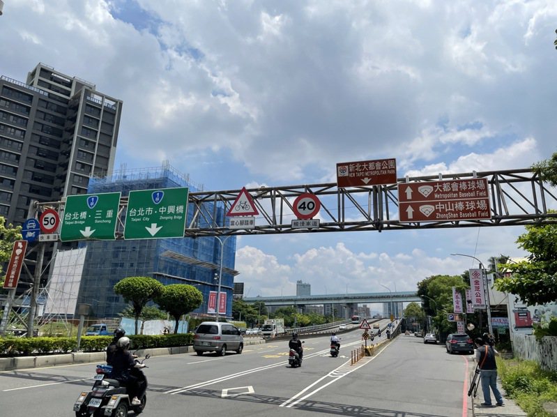新北交通局已將區間測速告示牌拆除。記者江婉儀／攝影