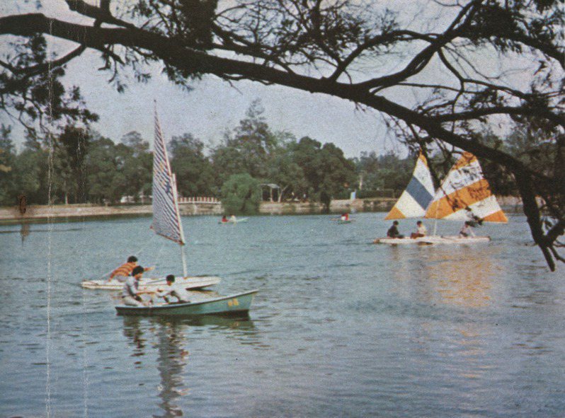 早年清華學生還成立帆船社，在成功湖揚帆啟航。圖／校方提供