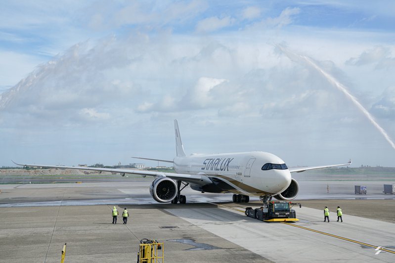 星宇航空機隊以Airbus為主，圖為A330neo首航台北-馬尼拉航線，桃園機場安排水門禮歡迎。圖／星宇航空提供