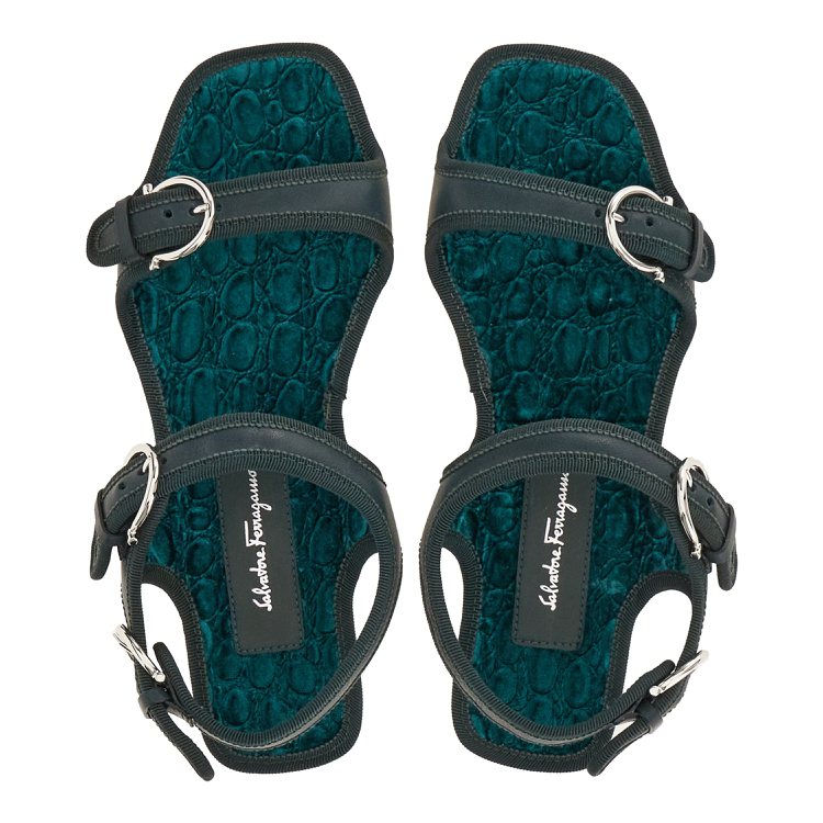 珊瑚藍鱷魚壓紋平底涼鞋，25,900元。圖／Salvatore Ferragam...