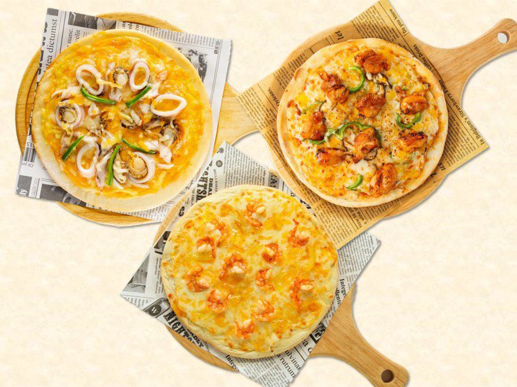 「bb.q CHICKEN」推出「韓式披薩買1送1」的平日優惠。圖／全家國際餐飲...