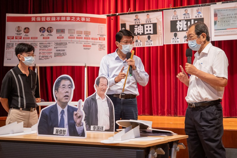 國民黨台南市長參選人謝龍介（右二）日前指控台南市長黃偉哲疑涉收賄。記者季相儒／攝影
