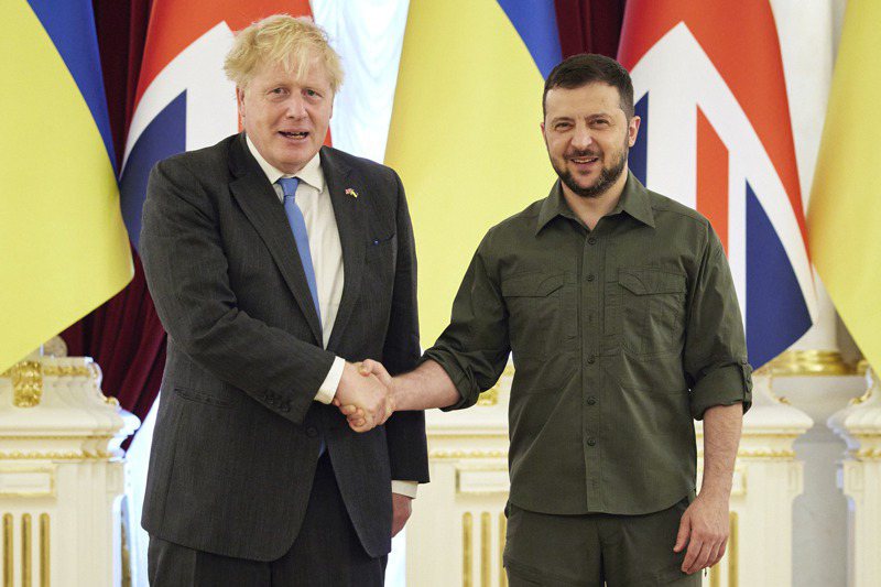 英國首相強生6月17日訪問烏克蘭首都基輔，與烏克蘭總統澤倫斯基會談合影。（美聯社）