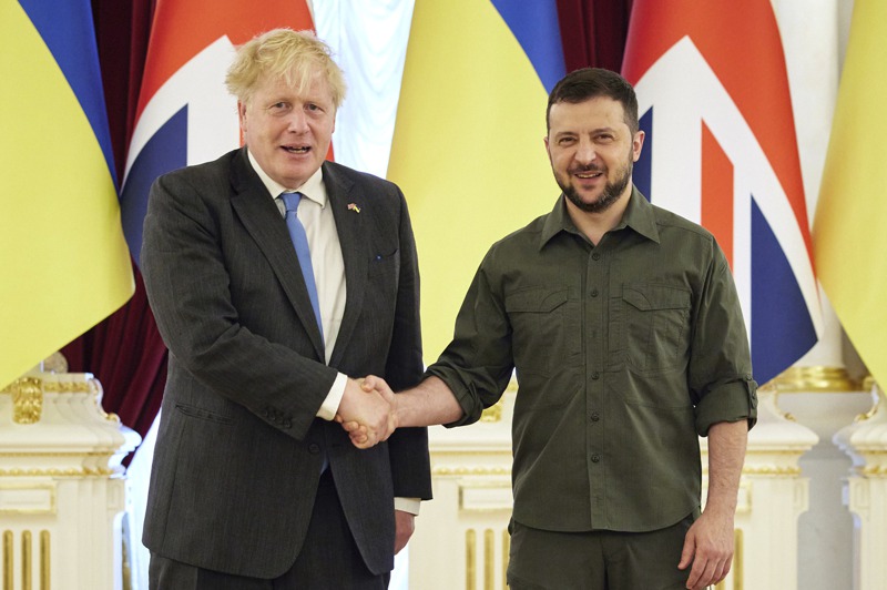 英國首相強生6月17日訪問烏克蘭首都基輔，與烏克蘭總統澤倫斯基會談合影。（美聯社）