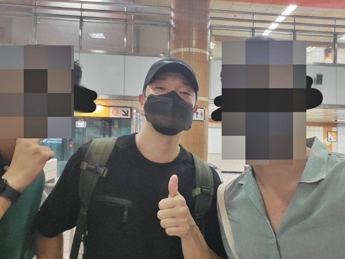 近日有韓國網友曝光搭地鐵巧遇孫錫久的合照。 圖/擷自韓網