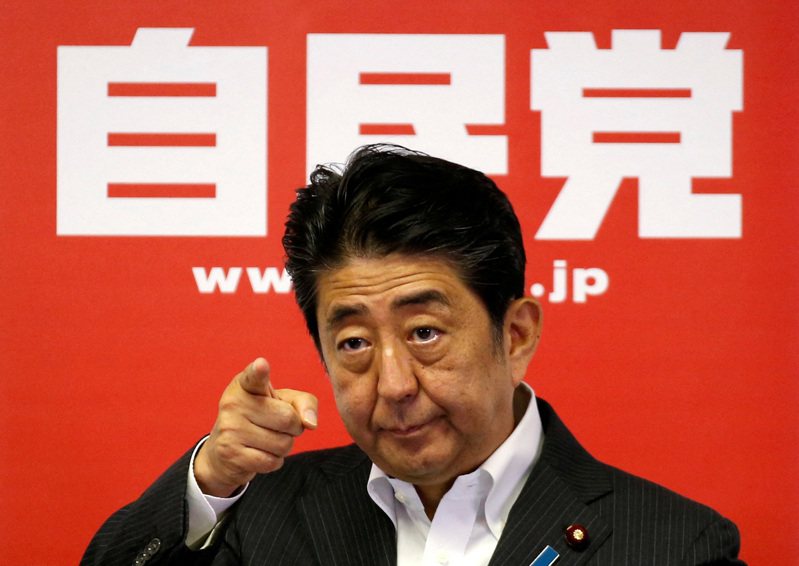 日本前首相安倍晉三8日在奈良街頭為黨內參議員候選人發表演說助選，卻遭槍擊身亡。路透社