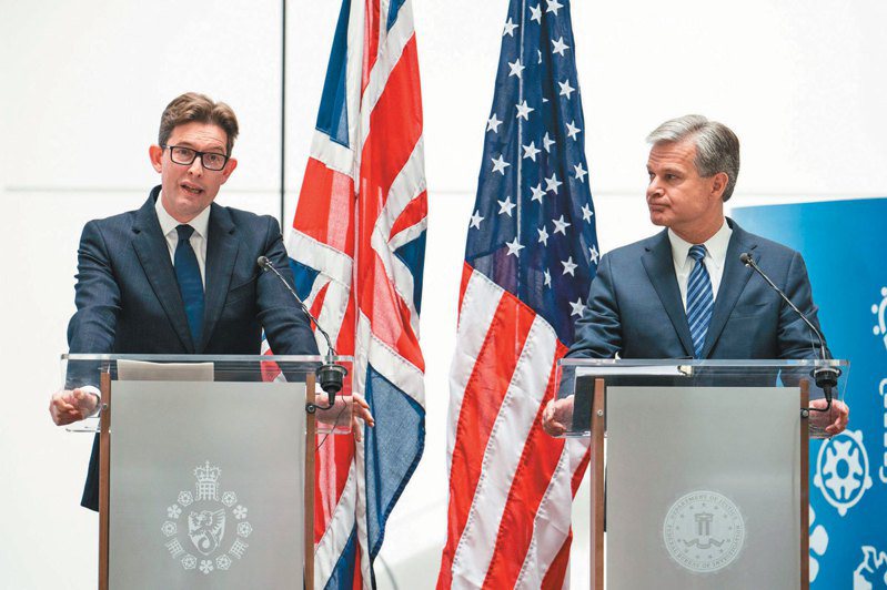 美国联邦调查局长雷伊（右）和英国军情五处处长麦卡勒姆，六日在伦敦的军情五处总部举行联合记者会，称中国大陆窃取各国商业机密。（美联社）(photo:UDN)
