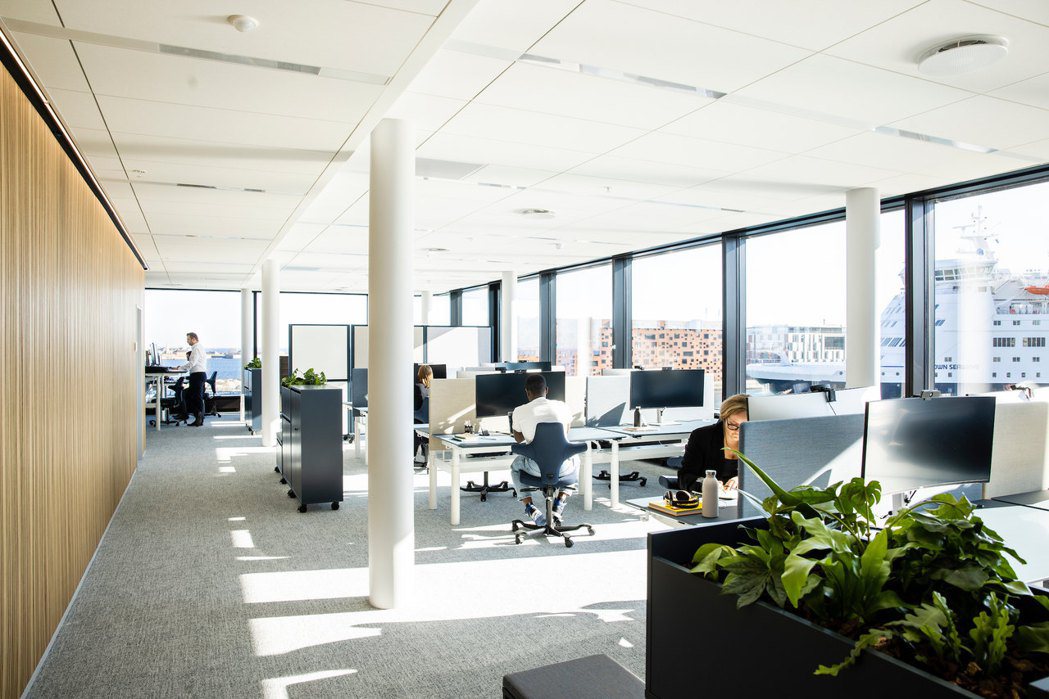 辦公區位在大樓中央的3-5層樓，設計團隊打造了560個獨立的工作區域去滿足總共7...