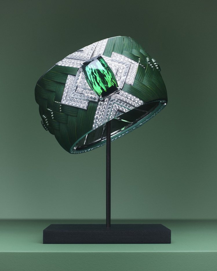 Feuillage Diamant（Diamond Leaf）鑽石枝葉手鐲以擬真的葉片的脈絡紋理，展現熱帶叢林中的生意盎然。圖 / Boucheron提供
