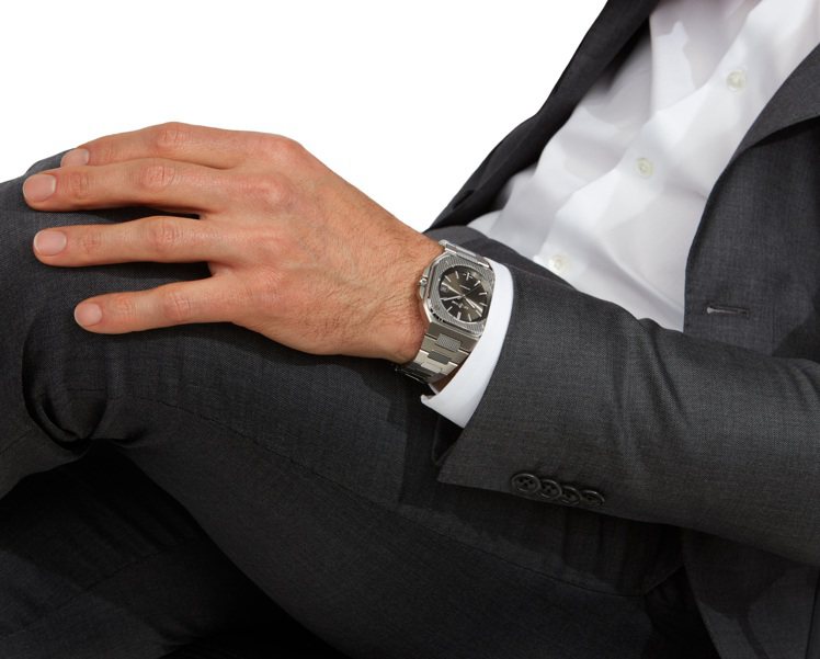 品牌創辦人暨創意總監Bruno Belamich特別解釋了腕表「Artline」...