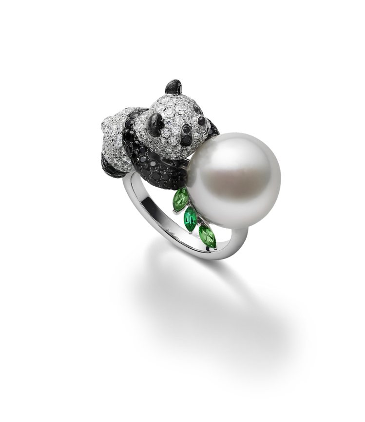 Mikimoto Wild And Wonderful頂級珠寶系列熊貓寶寶造型鉑金戒指。圖／MIKIMOTO提供