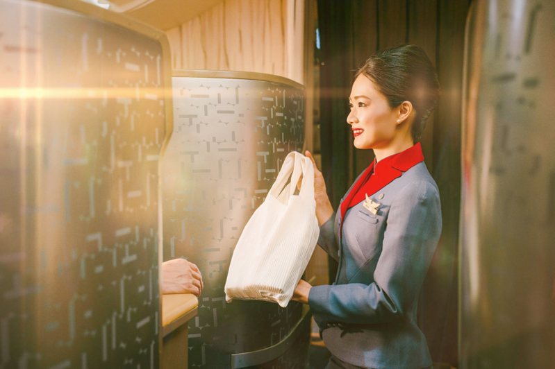 華航特別將永續服務用品從機上帶到日常生活，包含用 100% 單一回收保特瓶紗製作的「華航RPET購物袋」等商品於華航eMall限量販售。圖／華航提供