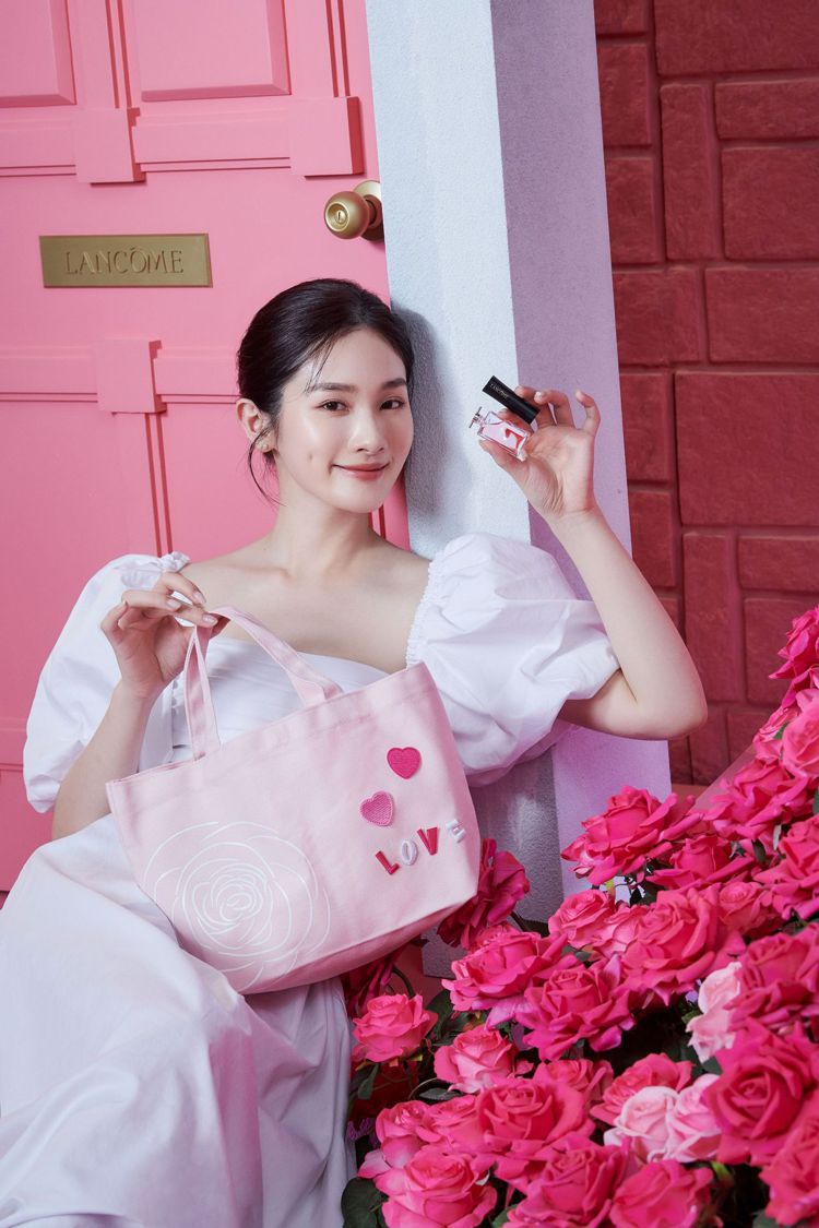 在蘭蔻幸福玫瑰花園預約妝容服務，送幸福玩美4件禮。圖／蘭蔻提供