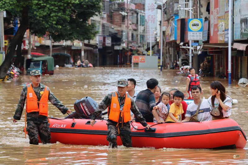 中國大陸湖南省搜救隊員今年6月22日以救生艇疏散被洪水困住的居民。新華社