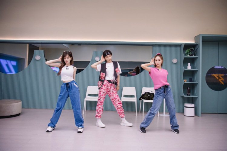 王心凌（左起）、李斯丹妮和鄭秀妍合作「孤獨頌歌」舞台。圖／芒果TV提供