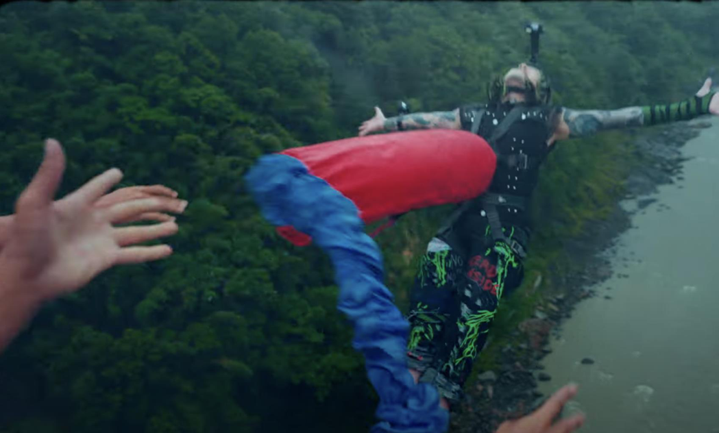 Marz23新歌“不摇就滚”MV挑战高空弹跳。图／华纳音乐提供