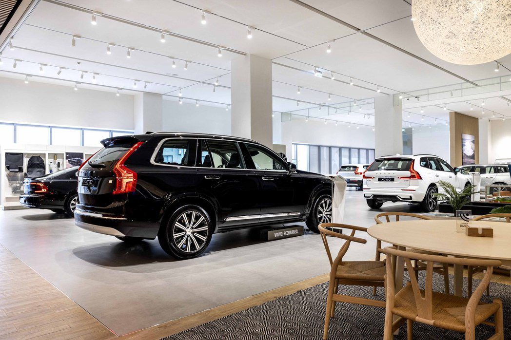 二樓規劃新車展售與客休空間，包含新車展示區、客戶休憩區、Volvo Fika、洽...