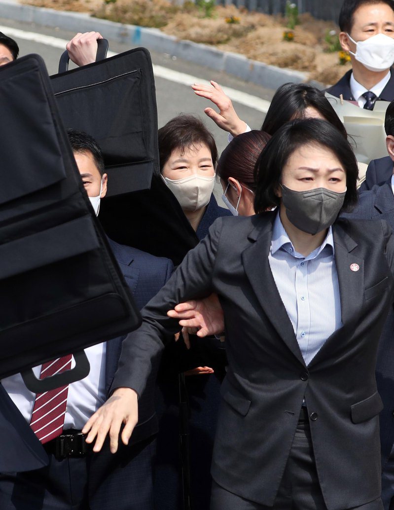 朴槿惠今年3月24日曾遇陌生男子砸酒瓶，周圍隨扈見狀立刻以「鐵桶陣」肉身保護朴槿惠。歐新社資料照
