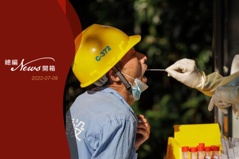 大陸本土疫情又蠢蠢欲動，圖為上海工人8日在街頭接受核酸檢測。歐新社