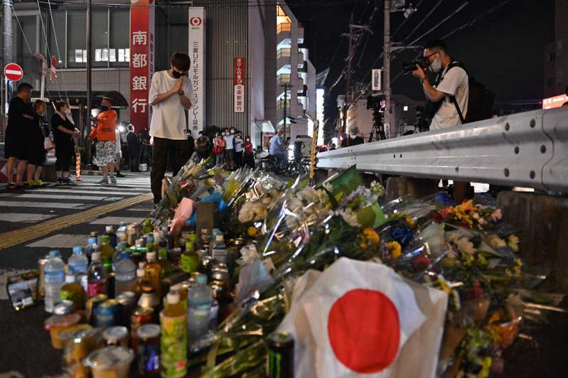 學者認為，暗殺日本前首相安倍晉三的兇嫌用自製槍枝犯案，對嚴格管制槍枝的日本而言，衝擊很大。法新社