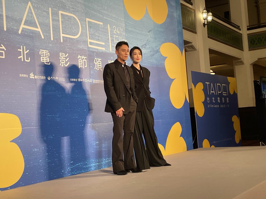 鄭人碩（左）和蔡淑臻都以黑色、帥氣造型登場。記者蘇詠智／攝影