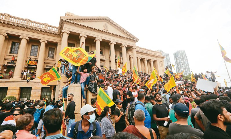 已在斯里兰卡街头沸腾三个月的民怨九日延烧到高峰，示威民众冲入总统官邸要求总统和总理下台负责。（欧新社）(photo:UDN)