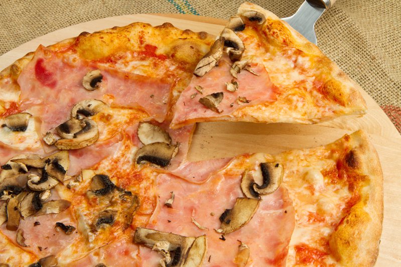 網友點出辦公室訂披薩的優點是「好點餐、好分食、好收拾」。示意圖／ingimage