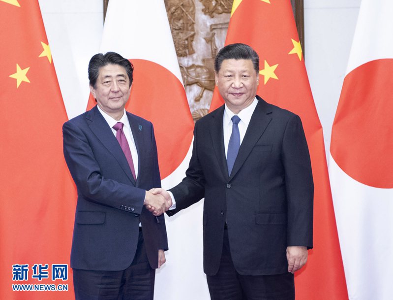 大陸國家主席習近平（右）於2018年10月26日在北京釣魚台國賓館會見來陸正式訪問的日本首相安倍晉三（左）。（新華網）