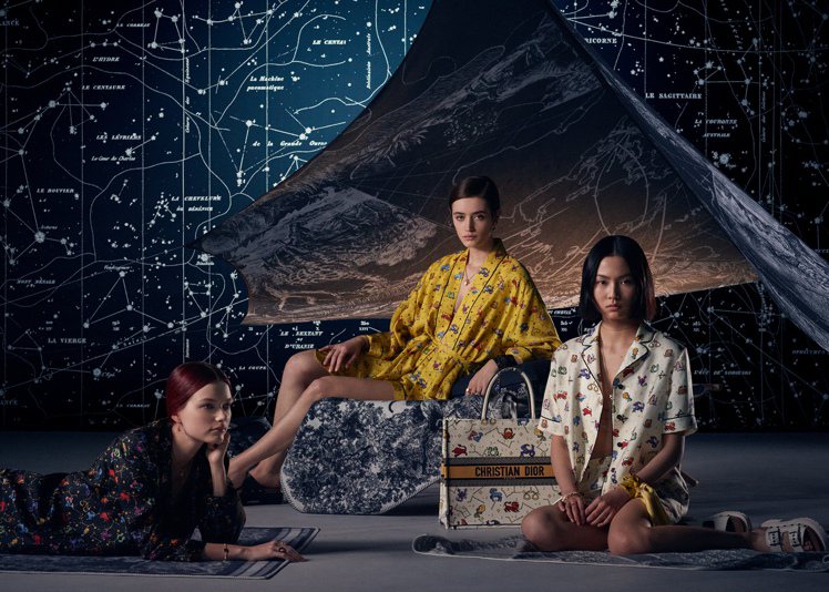 DIOR全新推出了名為「Lucky Dior」的膠囊系列，把以占星術為靈感的Zodiac Pixel印花用在鮮豔色彩的作品中。圖／DIOR提供